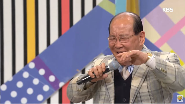 ご本人、ソン・ダムビも見た話題の全国のど自慢“「Crazy」おじいさん”
