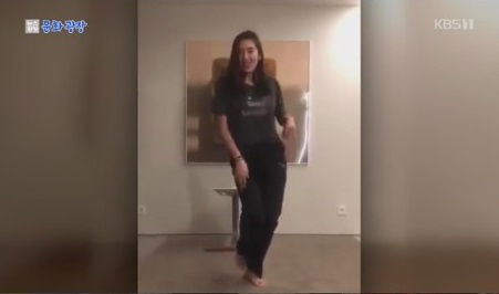 ソン・ダムビ、全国のど自慢‘「Crazy」おじいさん’にダンスで対応