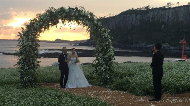 イ・ハヌル、17歳年下の新婦と済州島で結婚式 “11年の恋愛成就”
