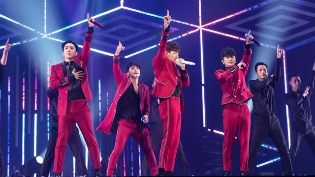 黄色い波の中「Couple」合唱…4人組 SECHSKIES、初心に戻ったステージ