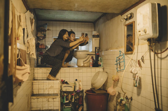 映画『寄生虫』の世界における大豪邸＆半地下の家はどのように作られたのか?