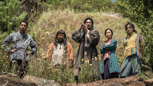奇想天外な時代劇の綱渡り…映画『道化師たち：風聞操作団』