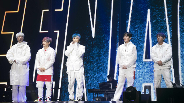 世紀を越え、共に歩んだ私たち…H.O.T.公演1万8000人で‘白い波’