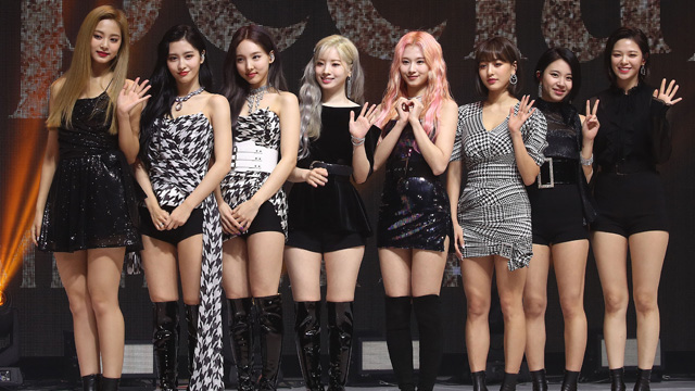 “デビュー4周年”のTWICE、高麗大学校・ファジョン体育館でファンミーティング開催