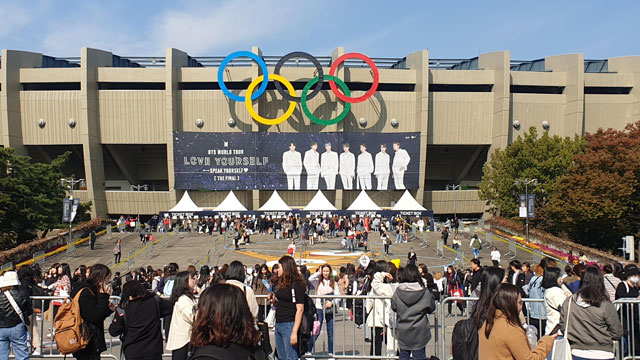 BTSのファイナルコンサート開幕…蚕室(チャムシル)は今、‘BTSテーマパーク’