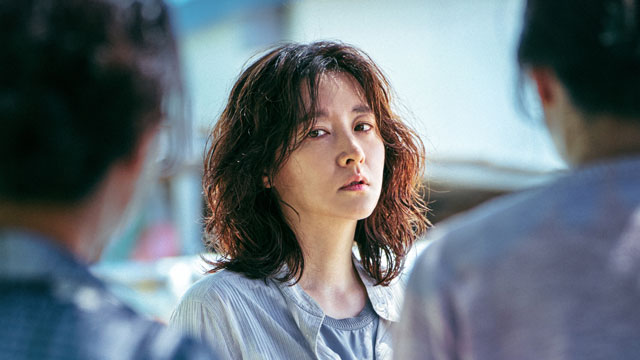 イ・ヨンエ、芸能人は針1本で割れる風船みたい…まもなく主演映画『私を探して』が公開