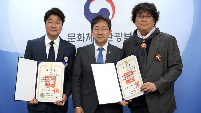 ポン・ジュノ監督とソン・ガンホ、映画『パラサイト』の成功で韓国政府から文化勲章を受ける