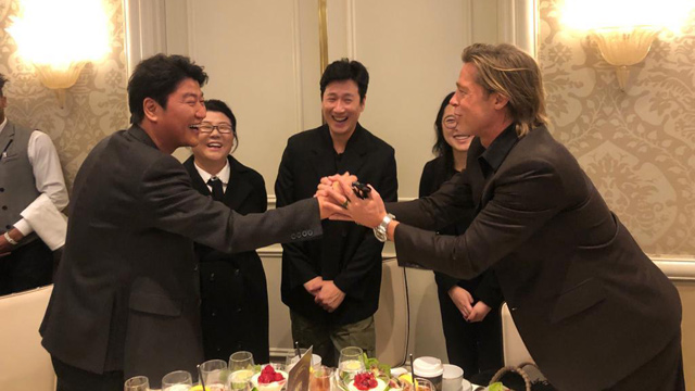 ソン・ガンホ、主演映画『パラサイト』ファンのハリウッド俳優ブラッド・ピッドとの握手写真が話題