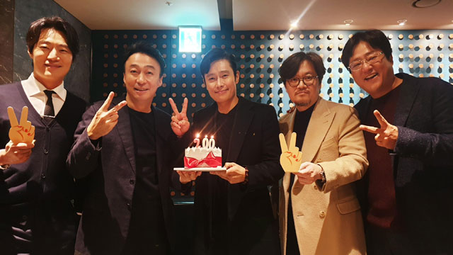 イ・ビョンホン主演映画『南山の部長たち』、公開5日目で累積観客数200万人突破
