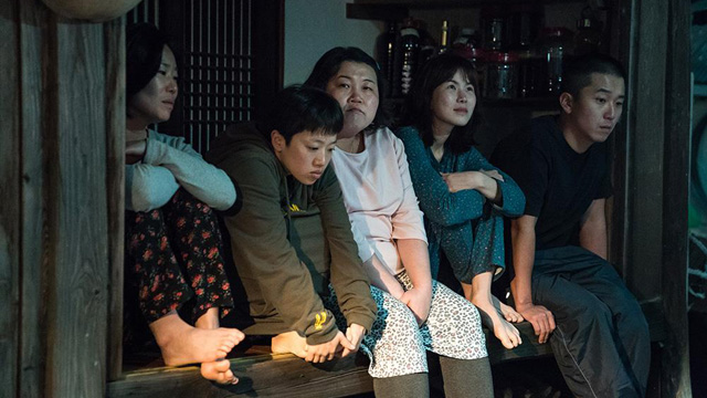 映画『移葬』、5人のきょうだいが父の墓をめぐり繰り広げる社会派作品…差別や育児環境などを訴える