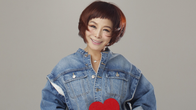 “孝行歌手”ヒョンスク、コロナ予防キャンペーンソング｢私たちはできる｣をリリース