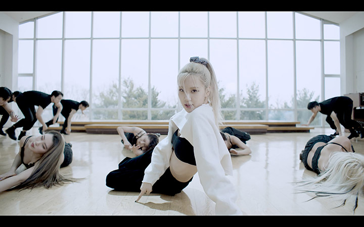 BLACKPINKロゼ、“ダイナミック&切れ味抜群”な「On The Ground」のダンス動画を公開
