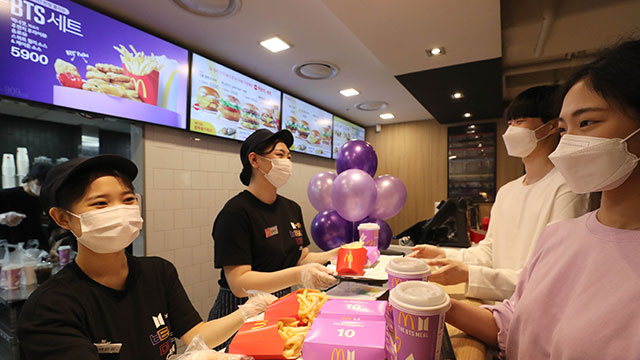 マクドナルド、BTSコラボのセットメニューを世界50か国で発売…初日には長蛇の列も
