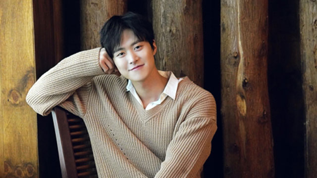 俳優コンミョン、昨日（12/14）現役入隊…短髪姿で「行ってきます」とファンにあいさつ