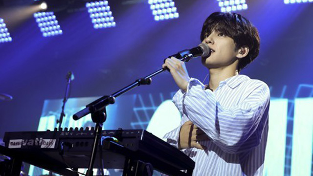 DAY6のウォンピル、来月28日に海軍入隊へ…ブランク前にコンサートでファンたちにあいさつ