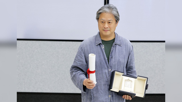 カンヌで“監督賞”受賞のパク・チャヌク監督、「望んでいた賞は男女演技賞だったが見に余る賞をもらった」