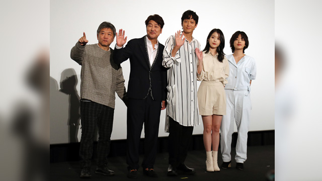 映画『ベイビー・ブローカー』の是枝監督、俳優陣と舞台あいさつ…「ソン・ガンホの登場からシナリオを執筆」