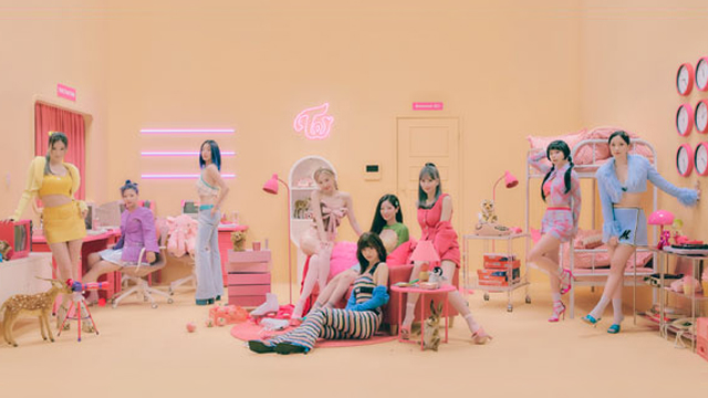 TWICE、JYPとの再契約後初の新譜『BETWEEN 1&2』をリリース…「夏の終わりにぴったりの曲」