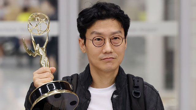 「イカゲーム」チームが韓国へ帰国…ファン・ドンヒョク監督「長かった道のりをすばらしく終えることができた」