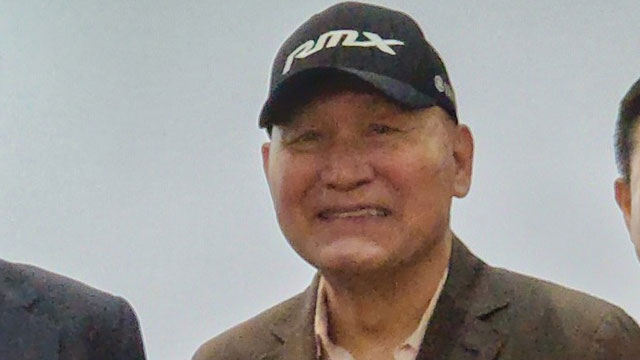 白血病で闘病中の俳優アン・ソンギ、持ち前の明るいほほ笑みであいさつ