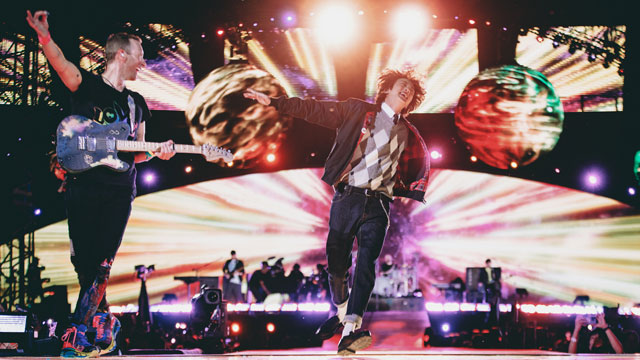 BTSのJIN、アルゼンチンでソロシングル「The Astronaut」を初披露…Coldplayとのハグで拍手喝さい
