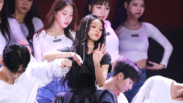 OH MY GIRLのユア、ハツラツとしたエネルギーを発散…「“信頼して聴けるソロ”という修飾語に応えたい」