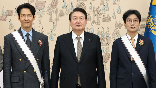 「イカゲーム」のファン・ドンヒョク監督と俳優イ・ジョンジェ、ユン・ソギョル大統領から金冠文化勲章を受勲
