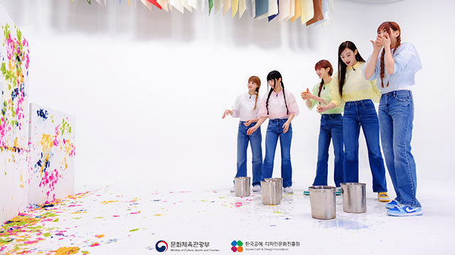 NewJeans、“韓紙の優秀さ”を伝えるPR映像を公開…グループの作品をオークションに出品する試みも