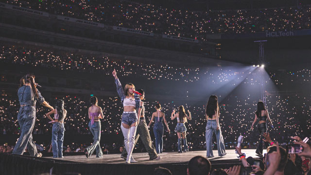 TWICE、K-POPガールズグループ初のNYスタジアム公演…5万人が熱狂