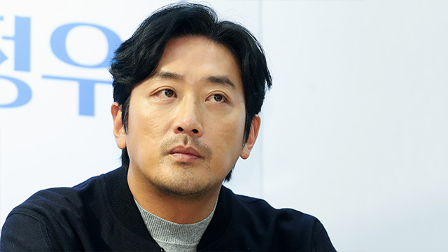 映画『非公式作戦』の俳優ハ・ジョンウ、「苦労専門の俳優？面白い作品ならそんなの関係ない」