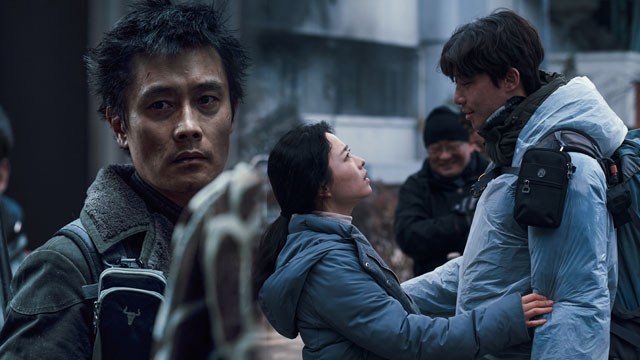 イ・ビョンホン主演映画『コンクリートユートピア』、きょう（9日）公開…トップ走る『密輸』を捉えるか