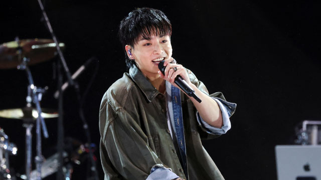 BTSのJUNG KOOK、NYの真ん中で熱唱…米番組「TODAY」に出演