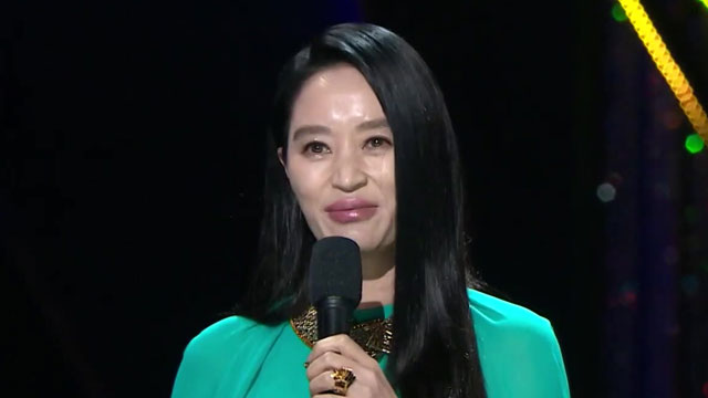 “青龍の女神”女優キム・ヘス、30年務めた「青龍映画賞」の最後の進行へ