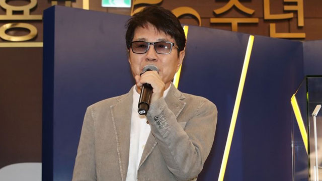 “歌王”チョー・ヨンピル、風邪でも熱唱闘魂…“オッパ部隊”がスタンディング&大合唱で応える
