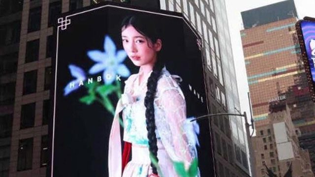 韓服を着たスジ、米NYのタイムズスクエアの電光掲示板を飾る
