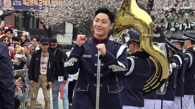 映画『破墓』に出演の俳優イ・ドヒョン、鎮海軍港祭で活躍
