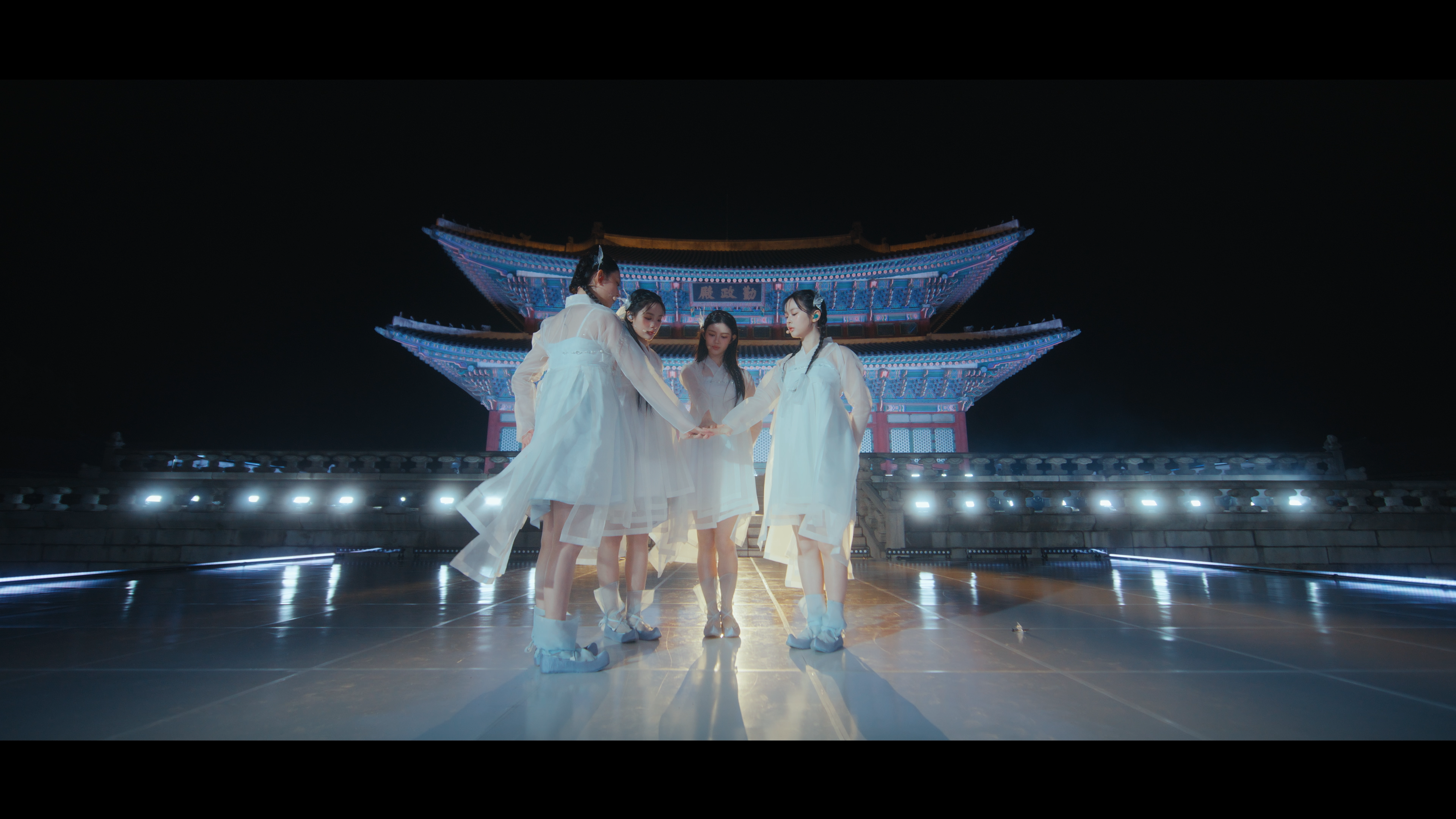 NewJeans、景福宮勤政殿で繰り広げた特別パフォーマンス映像を公開…「2024 KOREA ON STAGE」に出演