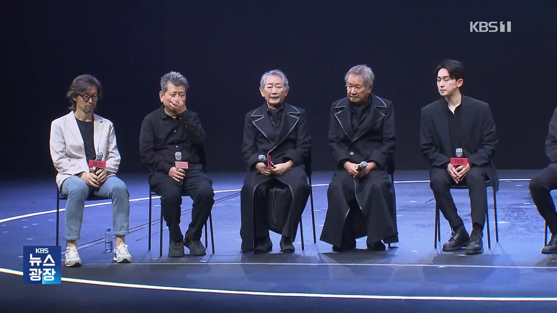 演劇「ハムレット」に80代のベテラン俳優やアイドルが出演
