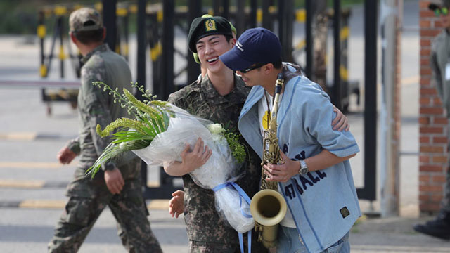 BTSのRM、デビュー11周年の感想述べる…「久しぶりに部隊から出ると外の時間は違うように流れていた」