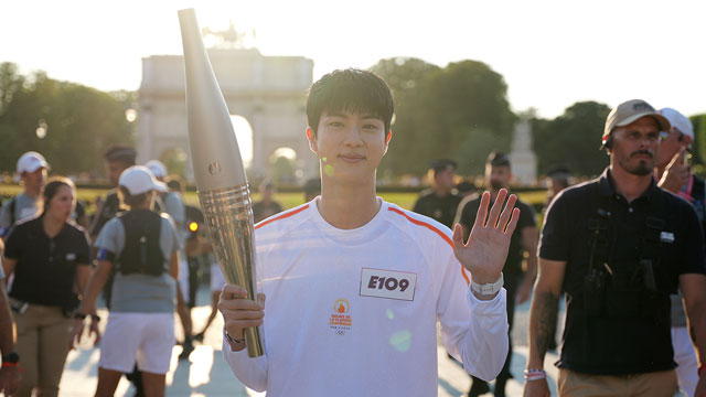 BTSのJIN、パリ五輪に聖火リレーとして参加…ファンクラブARMYがルーヴル美術館に集結