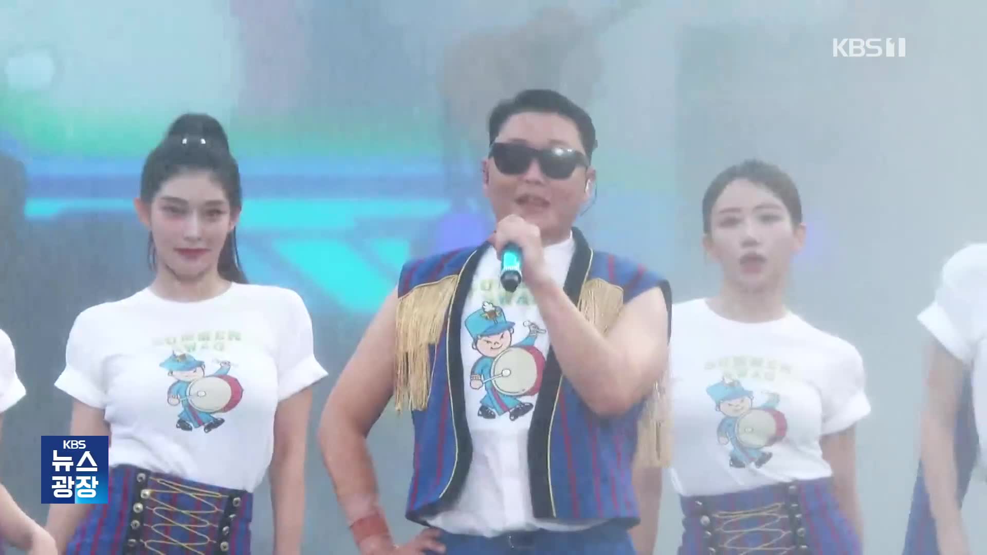 PSY、恒例の「びしょぬれショー」に国軍将兵たちを招待…その理由は？