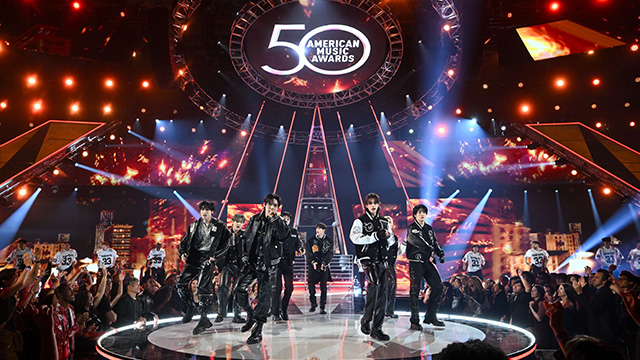 Stray Kids、米4大大衆音楽授賞式「AMERICAN MUSIC AWARDS」でパフォーマンス