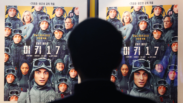 ポン・ジュノ監督の新作『ミッキー17』、4週間1位…前売り率のトップはイ・ビョンホン主演の『勝負』
