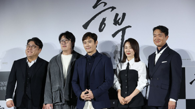 イ・ビョンホン主演映画『勝負』、公開日に9万人が観覧…『ミッキー17』を抑え1位で出発