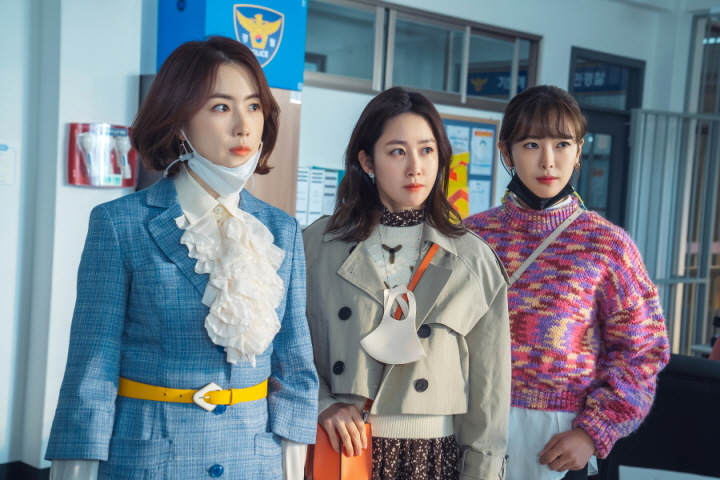 鋭い目つきの意味は？…KBS新週末ドラマ「OK、クァン姉妹」の三姉妹ショット公開