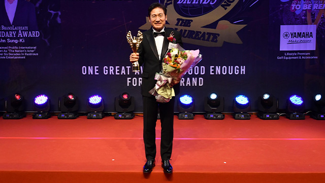 アン・ソンギ、韓国俳優初の「The Brand Laureate Awards」を受賞