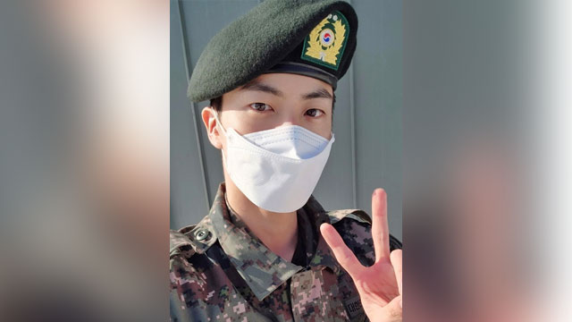 BTSのJIN、基礎軍事訓練を終了…「楽しく元気に過ごしている」