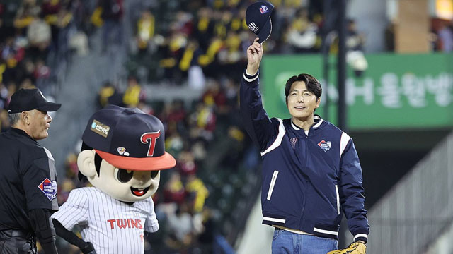チョン・ウソン、韓国シリーズ2次戦の始球式を担当