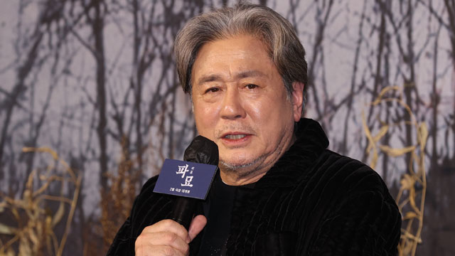映画『破墓』の主演俳優チェ・ミンシク、「キム・ゴウンの演技に感嘆」