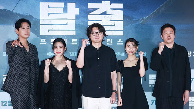 映画『脱出』のキム・テゴン監督、「イ・ソンギュンさんに妥協はなかった」